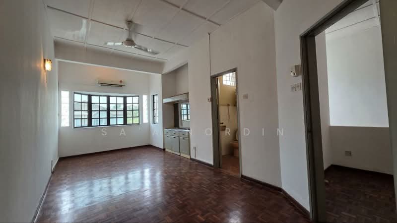 Rumah Teres 2 Tingkat untuk Dijual di Seksyen 8 (Shah Alam) - Sa'a Nordin - Living Room - PropertyGuru.com.my