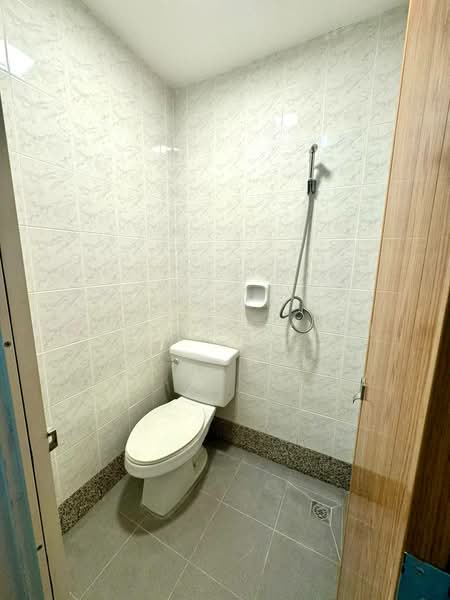 Kondominium untuk Disewa di Gurney Beach Resort - Gan Chun Kai - Bathroom - PropertyGuru.com.my