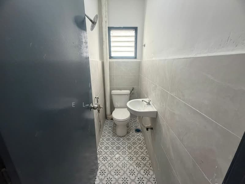 Rumah Teres 2 Tingkat untuk Dijual di Bukit Sentosa (Rawang) - Elwin Mah - Bathroom - PropertyGuru.com.my