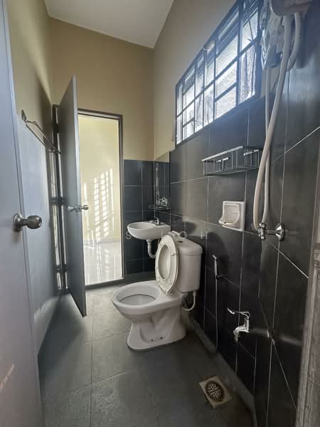 Rumah Teres 2 Tingkat untuk Disewa di Setia Tropika (Johor Bahru) - Ms Loh - Bathroom - PropertyGuru.com.my
