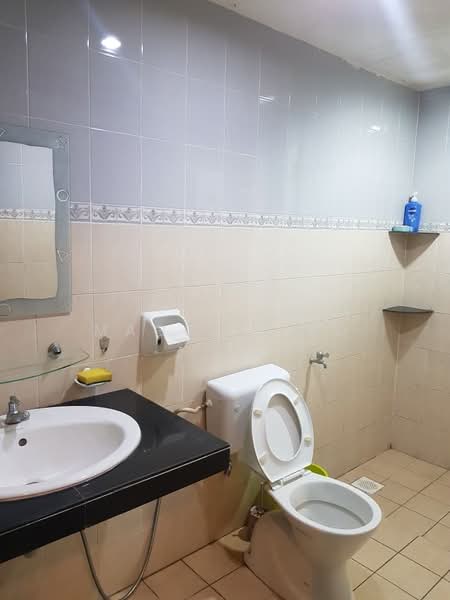 Pangsapuri untuk Dijual di Lake View Suites - Maggie Lee - Bathroom - PropertyGuru.com.my