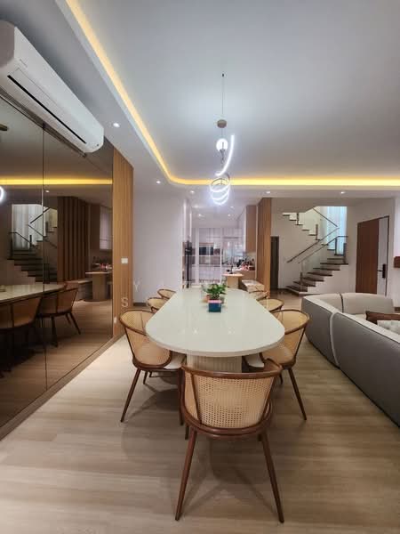 Rumah Berkembar untuk Dijual di Seksyen 17 (Shah Alam) - Yazila Sulaimi - Dining Room - PropertyGuru.com.my