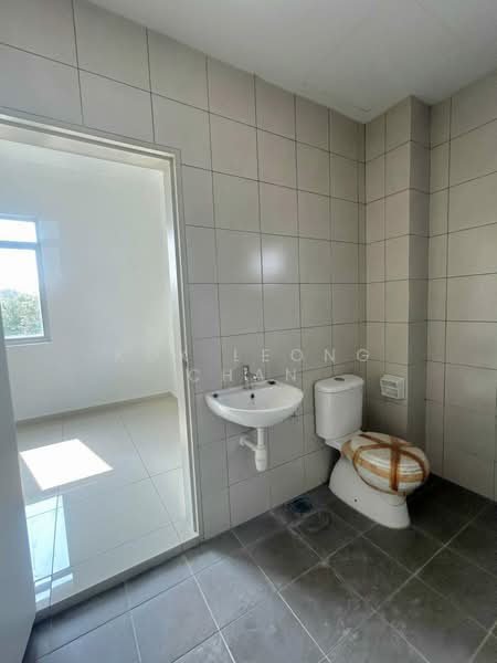 Rumah Teres 2 Tingkat untuk Dijual di Kota Kemuning (Shah Alam) - Kok Leong Chan - Sharing Bathroom for both medium room - PropertyGuru.com.my