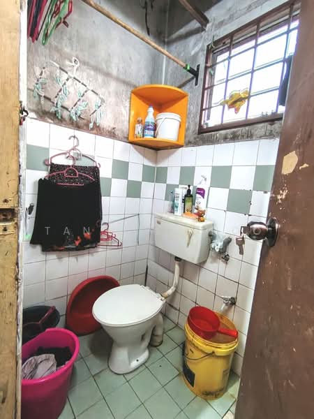 Rumah Flat untuk Dijual di Taman Perindustrian Puchong Utama - Tan Bee Choo - Bathroom - PropertyGuru.com.my
