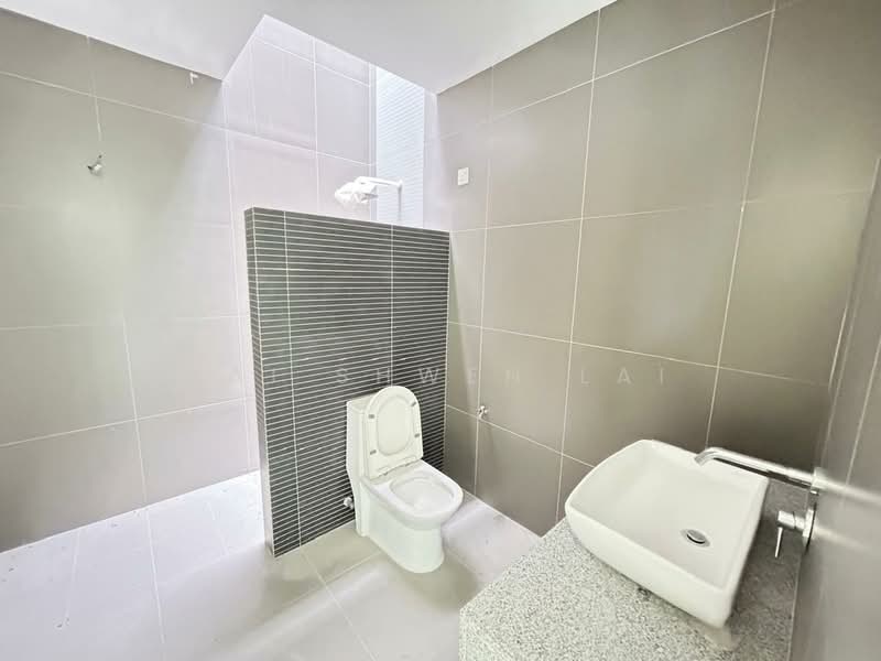 2-storey Terraced House for Sale in Bandar Putra Permai (Seri Kembangan) - Kai Shwen Lai - Bathroom - PropertyGuru.com.my