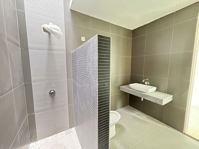 2-storey Terraced House for Sale in Bandar Putra Permai (Seri Kembangan) - Kai Shwen Lai - Bathroom - PropertyGuru.com.my
