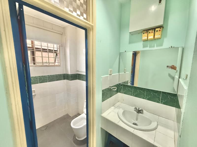 Bungalow House for Sale in Taman Bukit Rinting (Masai) - Daniel Yong - Bathroom - PropertyGuru.com.my