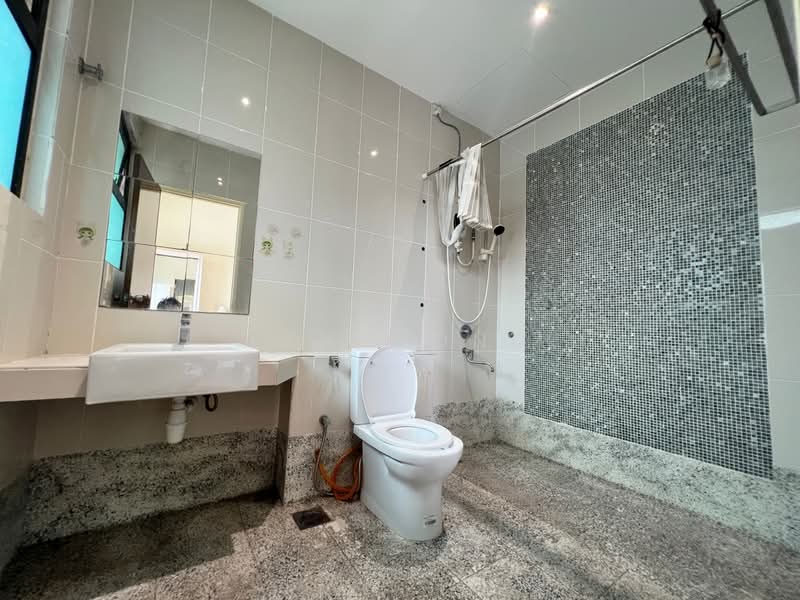 Rumah Teres 2 Tingkat untuk Disewa di Bandar Kinrara (Selangor) - Ken Wong - Master Bathroom - PropertyGuru.com.my