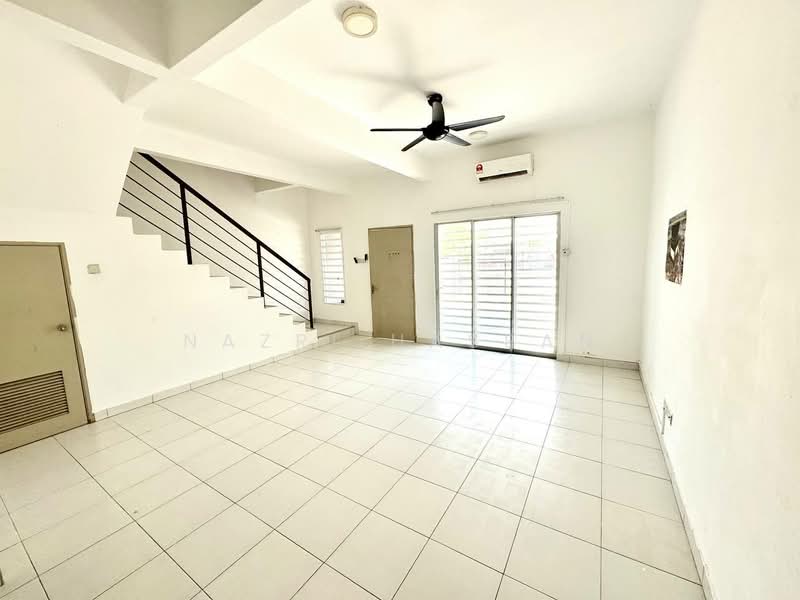 2-storey Terraced House for Sale in Alam Suria (Puncak Alam) - Nazri Hassan - Living Room - PropertyGuru.com.my
