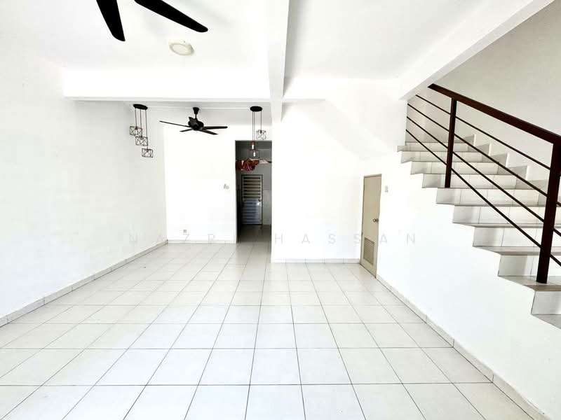 2-storey Terraced House for Sale in Alam Suria (Puncak Alam) - Nazri Hassan - Living Room - PropertyGuru.com.my