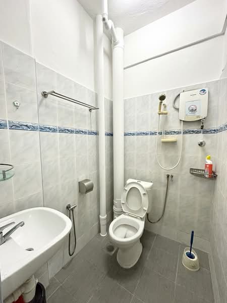 Pangsapuri untuk Disewa di Taman Jelutong - Vicky Leow - Bathroom - PropertyGuru.com.my