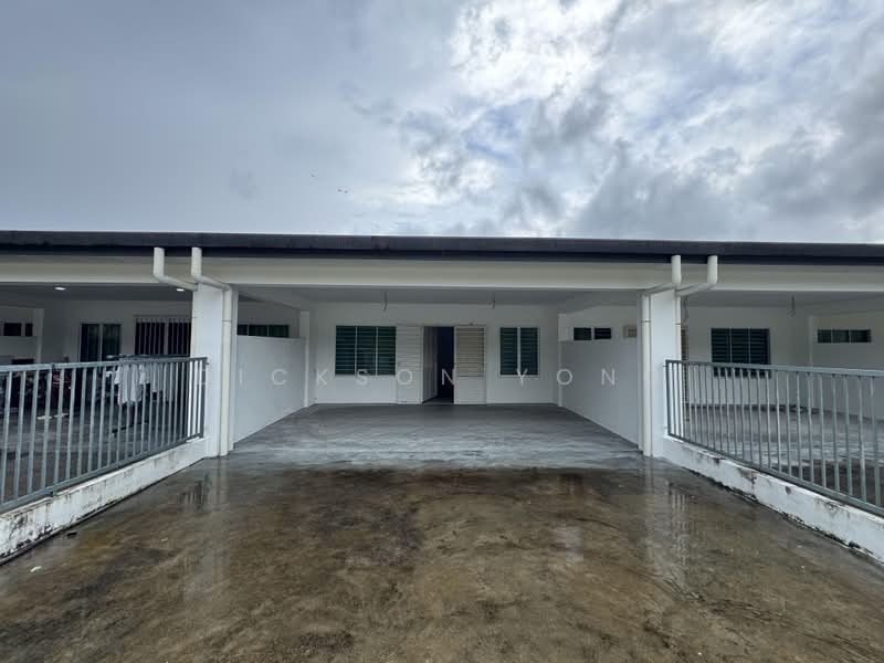 1-storey Terraced House for Sale in Lundu (Sarawak) - Dickson Yong - car porch x4 cars - PropertyGuru.com.my
