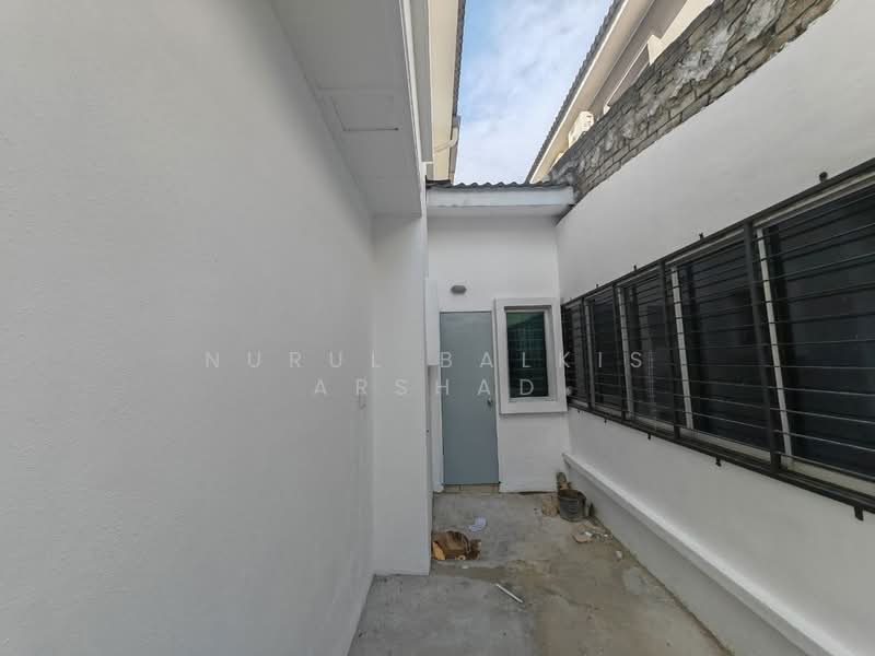 Rumah Berkembar untuk Dijual di Bandar Saujana Putra (Tanjong Duabelas) - Nurul Balkis Arshad - Exterior - PropertyGuru.com.my