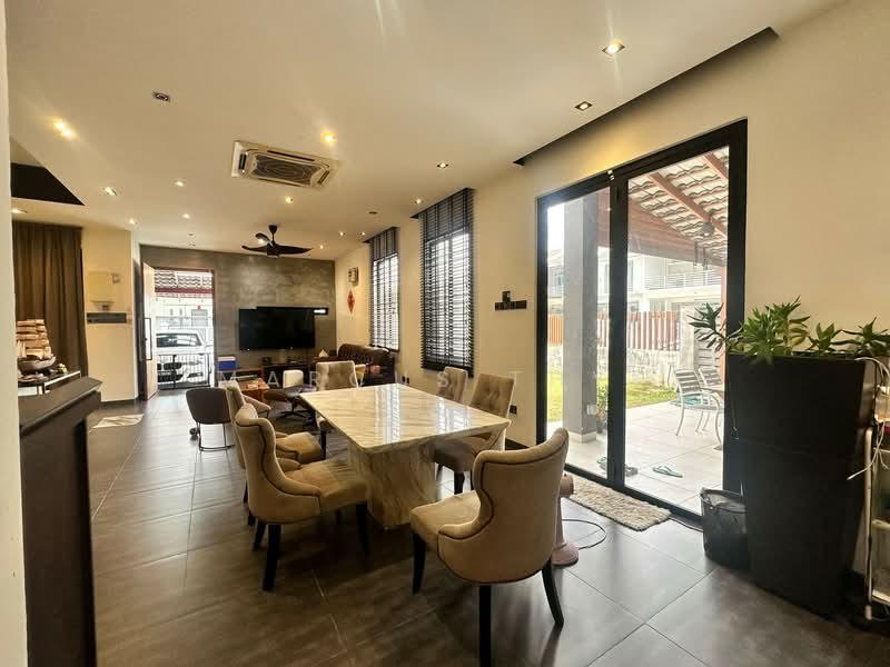 Rumah Teres 2 Tingkat untuk Disewa di Taman Kempas (Tampoi) - Marcus Thye - Living Room - PropertyGuru.com.my