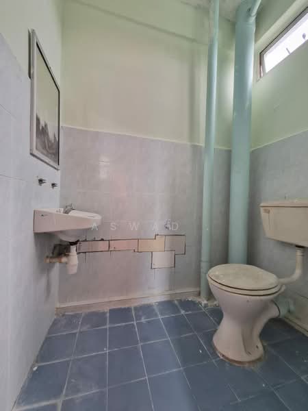 Apartment for Sale at Pangsapuri Indah Taman Air Tawar Indah C - Aswad . - Bathroom - PropertyGuru.com.my