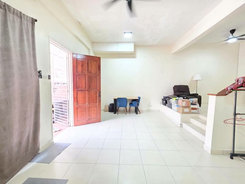 Rumah Teres untuk Dijual di Taman Pinggiran Usj (Subang Jaya) - Noraini Dahan - Living Room - PropertyGuru.com.my