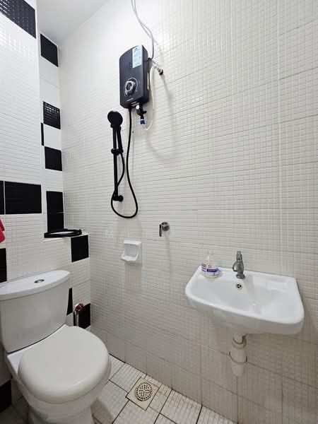 Servis Apartment untuk Disewa di The Sky Executive Suites - Meng . - Bathroom - PropertyGuru.com.my