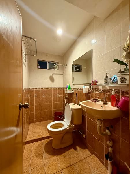 2-storey Terraced House for Sale in Taman Setiawangsa (Setiawangsa) - Zuraidah Dan - Bathroom - PropertyGuru.com.my