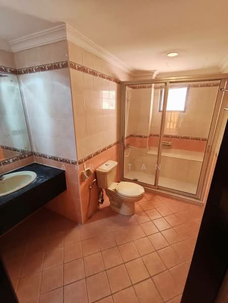 Kondominium untuk Disewa di Marina Court Resort Condominium - Abby Tan - Bathroom - PropertyGuru.com.my