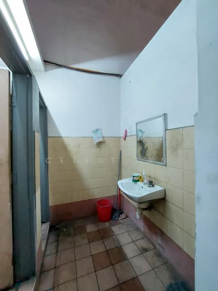 Kilang untuk Disewa di Taman Mount Austin (Tebrau) - Celest Tan - Bathroom - PropertyGuru.com.my