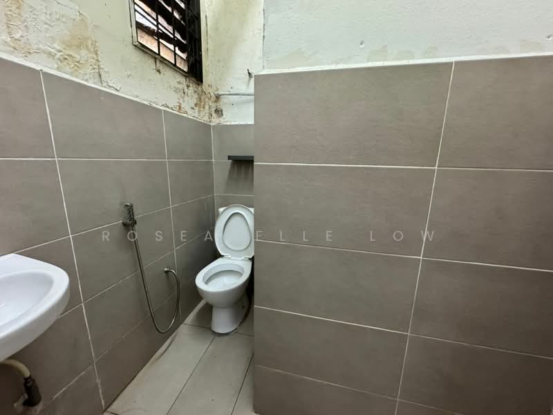 Shop / Office for Rent in Seksyen 2, Taman Kinrara (Puchong) - Roseabelle Low - Bathroom - PropertyGuru.com.my
