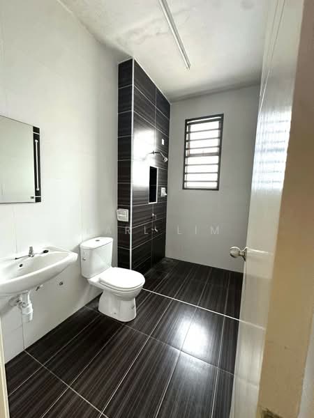 Rumah Teres 2 Tingkat untuk Dijual di Taman Damansara Aliff (Tampoi) - Karl Lim - Bathroom - PropertyGuru.com.my