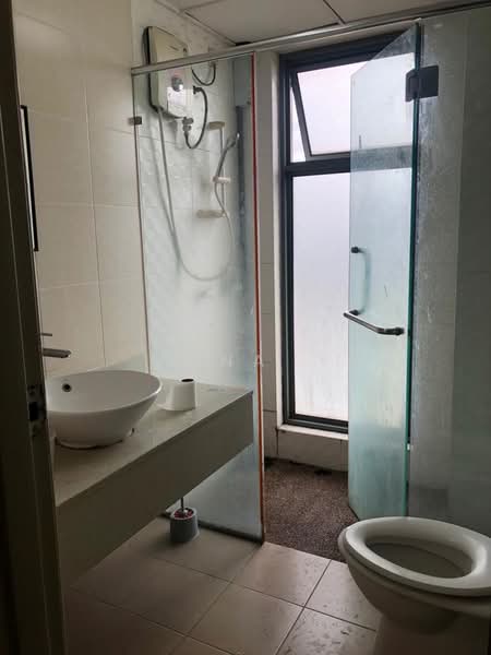 Servis Apartment untuk Dijual di D'Alamanda - Rina . - Bathroom - PropertyGuru.com.my