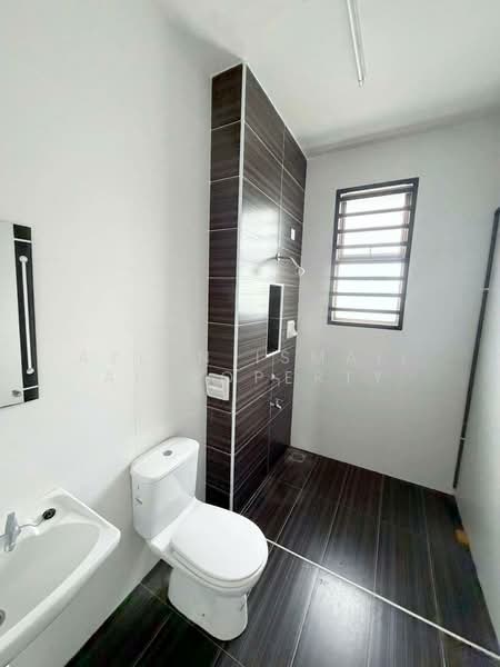 Rumah Teres 2 Tingkat untuk Dijual di Taman Damansara Aliff (Tampoi) - Azlan Ismail aiproperty - Bathroom - PropertyGuru.com.my