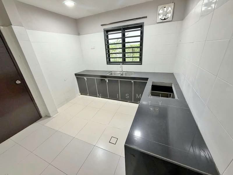 Rumah Teres 2 Tingkat untuk Dijual di Taman Damansara Aliff (Tampoi) - Azlan Ismail aiproperty - Kitchen - PropertyGuru.com.my