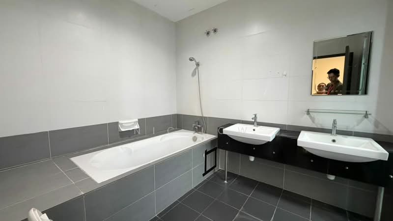 Rumah Teres 3 Tingkat untuk Disewa di Batu Caves (Selangor) - Nic Low - Bathroom - PropertyGuru.com.my