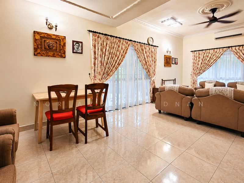 Rumah Berkembar untuk Dijual di Seri Kembangan (Selangor) - Nor Azdlin Adnan - Living Room - PropertyGuru.com.my