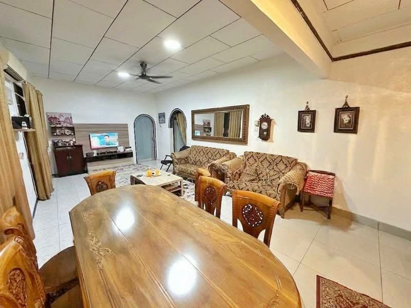 Rumah Teres 1 Tingkat untuk Dijual di Taman Daya (Johor Bahru) - Azlan Ismail aiproperty - Living Room - PropertyGuru.com.my