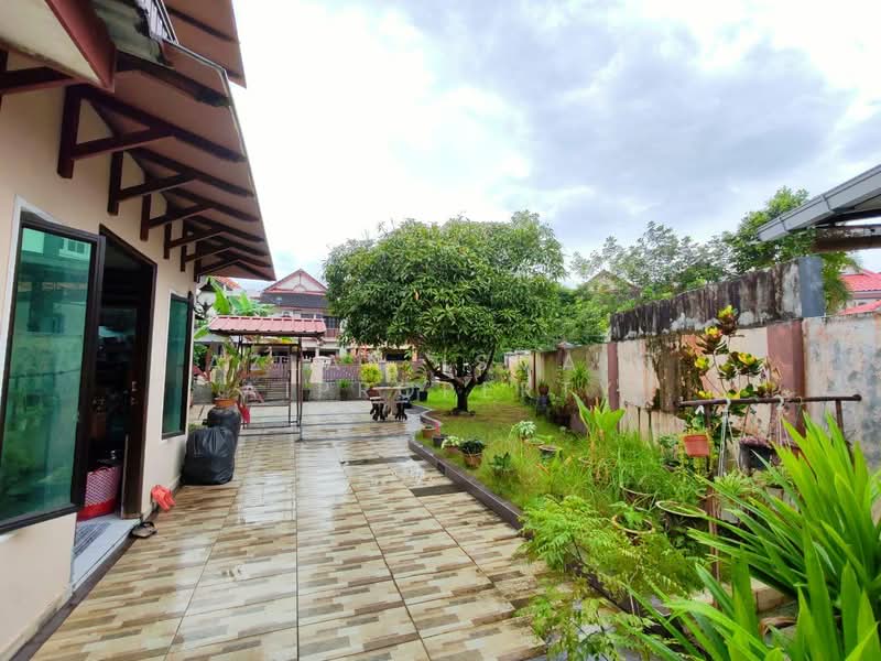 2-storey Terraced House for Sale in Taman Mutiara Rini (Skudai) - Azlan Ismail aiproperty - Garden - PropertyGuru.com.my
