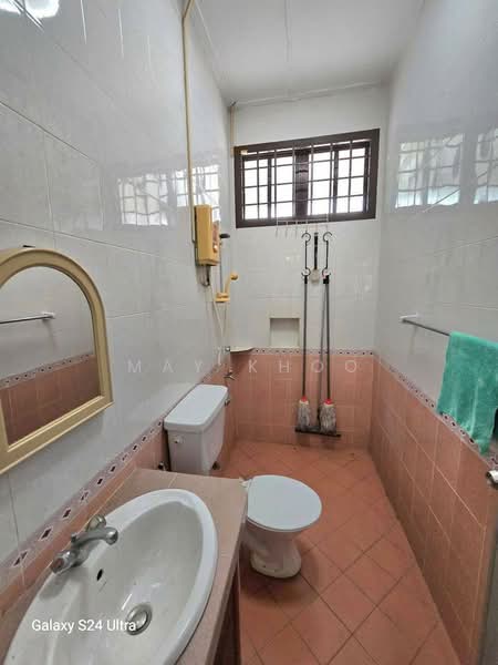 Rumah Teres 1 Tingkat untuk Dijual di Taman Molek (Johor Bahru) - May Khoo - Bathroom - PropertyGuru.com.my