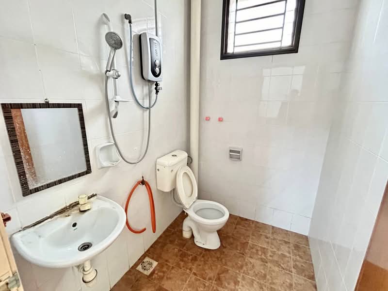 1-storey Terraced House for Sale in Austin Crest (Johor Bahru) - Yik Tat - Bathroom - PropertyGuru.com.my