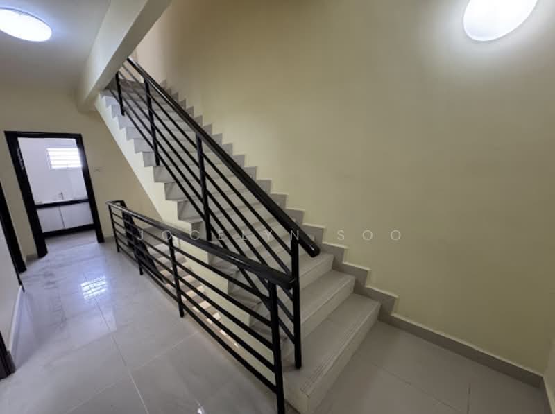 2.5-storey Terraced House for Sale in Taman Bukit Serdang (Seri Kembangan) - Jocelyn Soo - Corridor - PropertyGuru.com.my