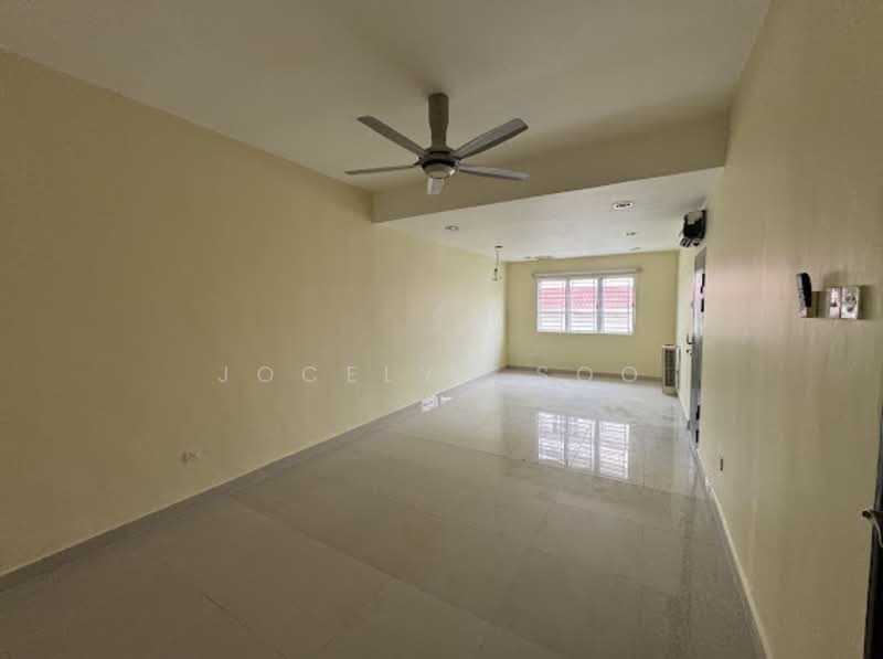 2.5-storey Terraced House for Sale in Taman Bukit Serdang (Seri Kembangan) - Jocelyn Soo - Living Room - PropertyGuru.com.my