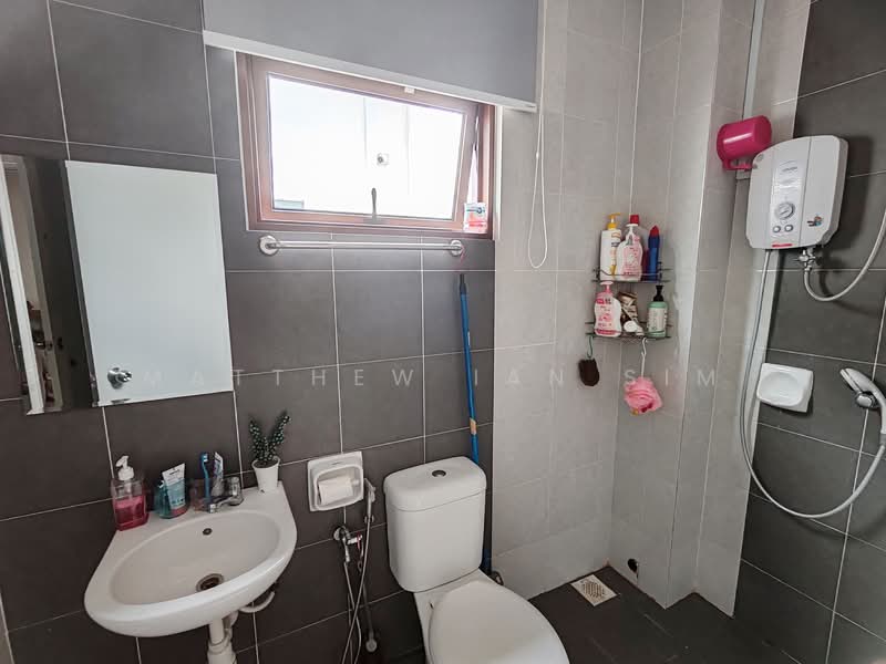 Semi-Detached House for Sale in Bandar Saujana Putra (Tanjong Duabelas) - Matthew Ian Sim - Bathroom - PropertyGuru.com.my