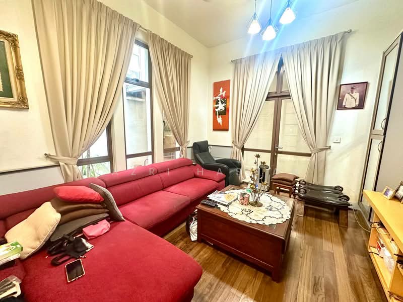Rumah Teres untuk Dijual di Bukit Jelutong (Shah Alam) - Nazri Hassan - Living Room - PropertyGuru.com.my