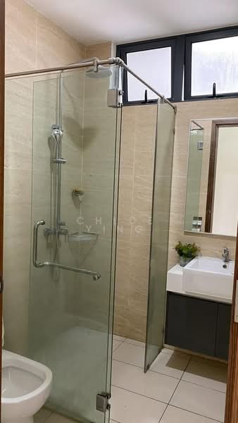Servis Apartment untuk Disewa di Crescent Bay Suites (Teluk Bayu) - Chloe Ying - Bathroom - PropertyGuru.com.my
