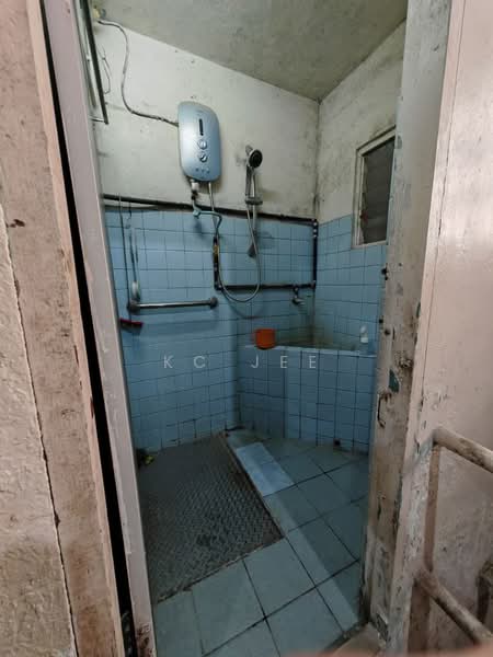 Kedai untuk Dijual di Kuching (Sarawak) - KC Jee - Bathroom - PropertyGuru.com.my