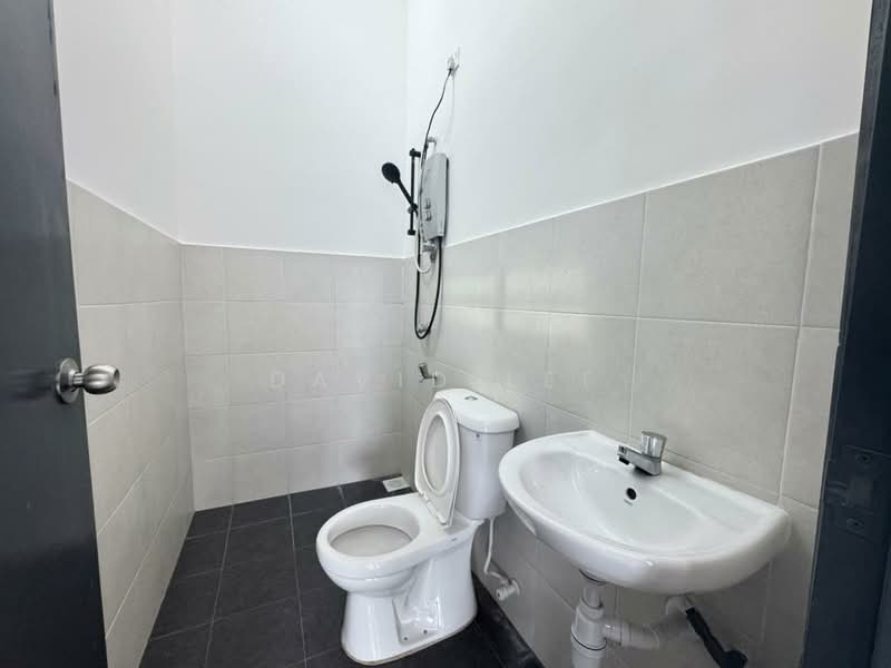Rumah Teres 2 Tingkat untuk Disewa di Taman Scientex Rawang (Rawang) - David Lee - Bathroom - PropertyGuru.com.my