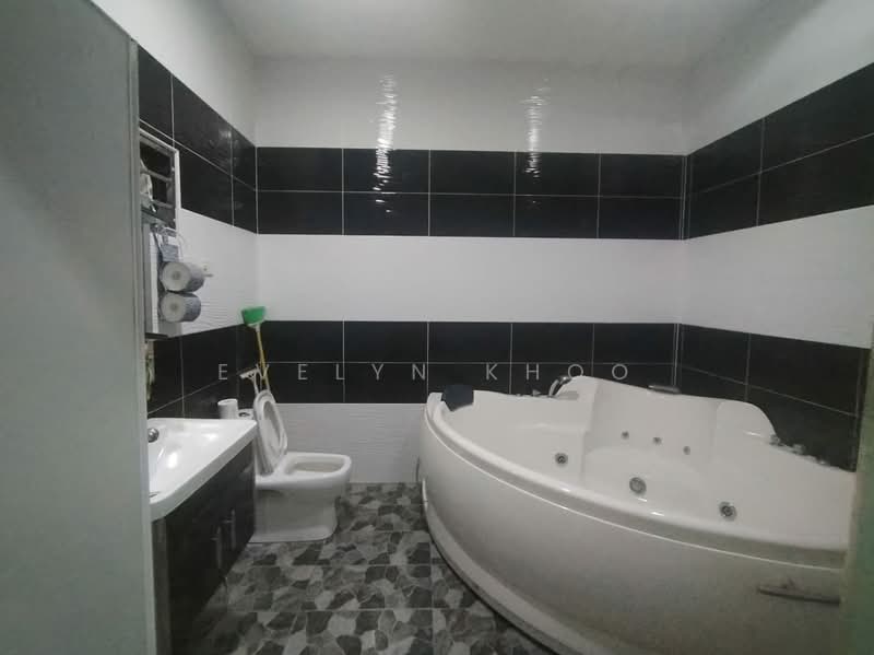 Bungalow for Sale in Kampung Dato Lee Kim Sai (Rawang) - Evelyn Khoo - Bathroom - PropertyGuru.com.my