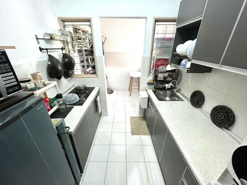 Pangsapuri untuk Dijual di Teratai Apartment @ Taman Sutera - Ashraf Azwan - Kitchen - PropertyGuru.com.my