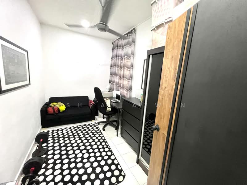 Pangsapuri untuk Dijual di Teratai Apartment @ Taman Sutera - Ashraf Azwan - Study - PropertyGuru.com.my