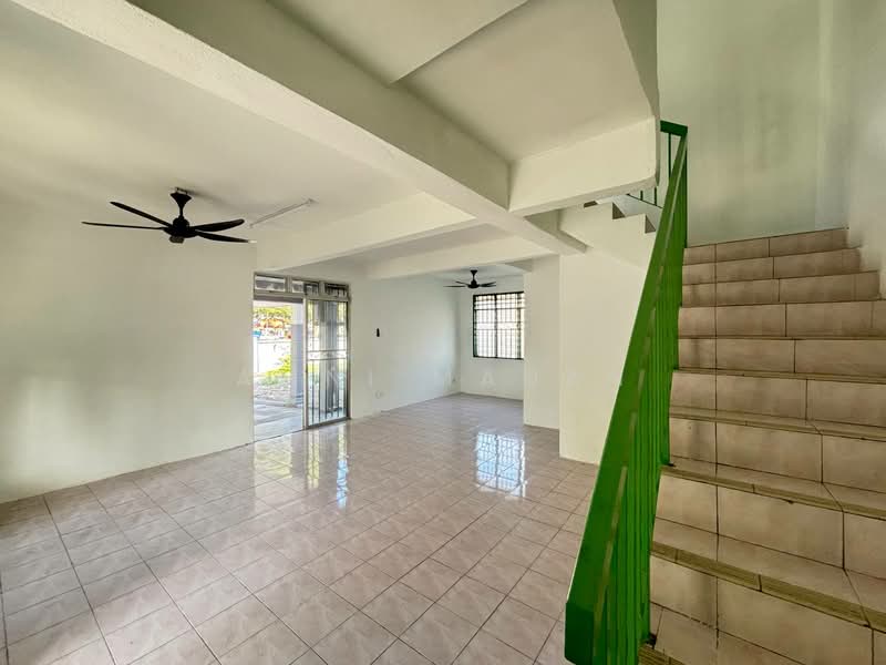 Rumah Teres 2 Tingkat untuk Dijual di Bandar Armada Putra (Klang) - Amni Manan - Living Room - PropertyGuru.com.my