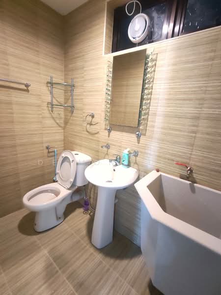 Kondominium untuk Dijual di Eden Seaview Condominium - Desmond Lee - Bathroom - PropertyGuru.com.my