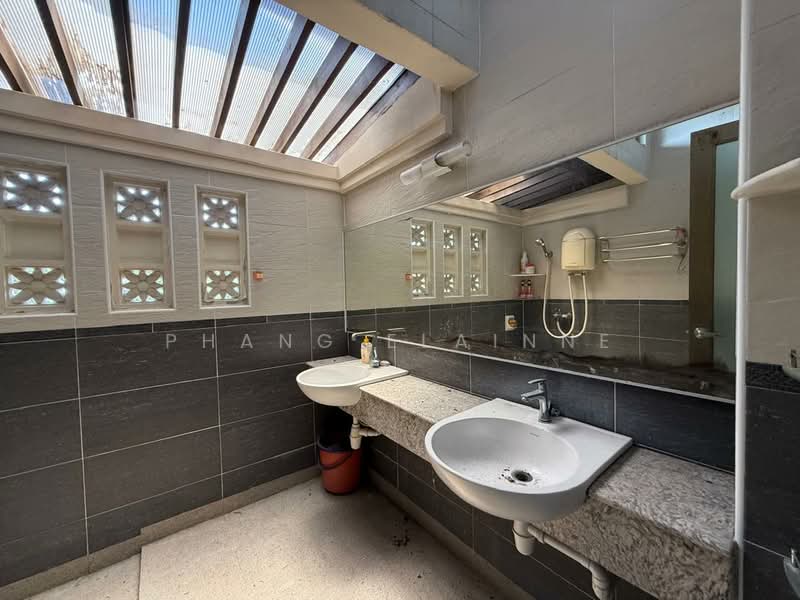 Semi-Detached House for Sale in Taman Sutera Utama (Skudai) - Phang Elainne - Bathroom - PropertyGuru.com.my