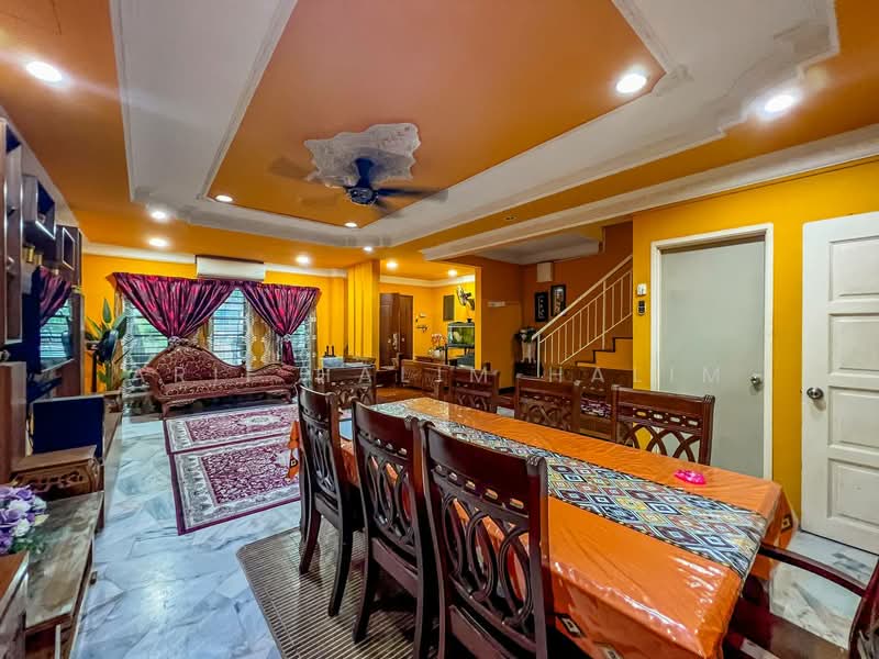 Rumah Teres untuk Dijual di Taman Equine (Seri Kembangan) - Arif Halim Halim - Living Room - PropertyGuru.com.my