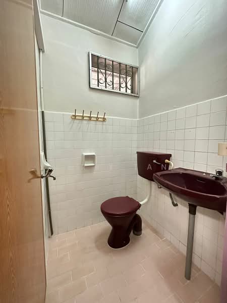 1-storey Terraced House for Sale in Taman Sri Bahagia (Tampoi) - Terry Tan - Bathroom - PropertyGuru.com.my